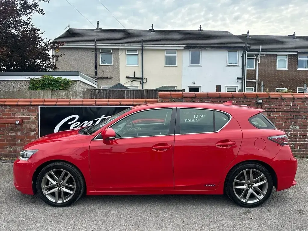 Used Lexus CT200h Executive Line 134 HP (98 kW) 2017 Red Hatchback