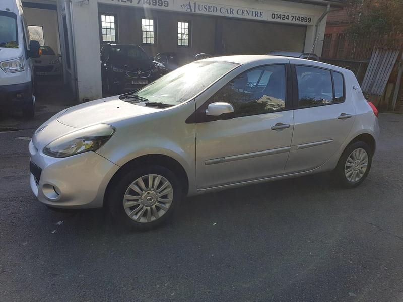 Usado Renault Clio II 75 HP (55 kW) 2011 Prateado Citadino