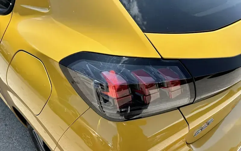 Used Peugeot 208 Active+ 75 HP (55 kW) 2023 Yellow Hatchback