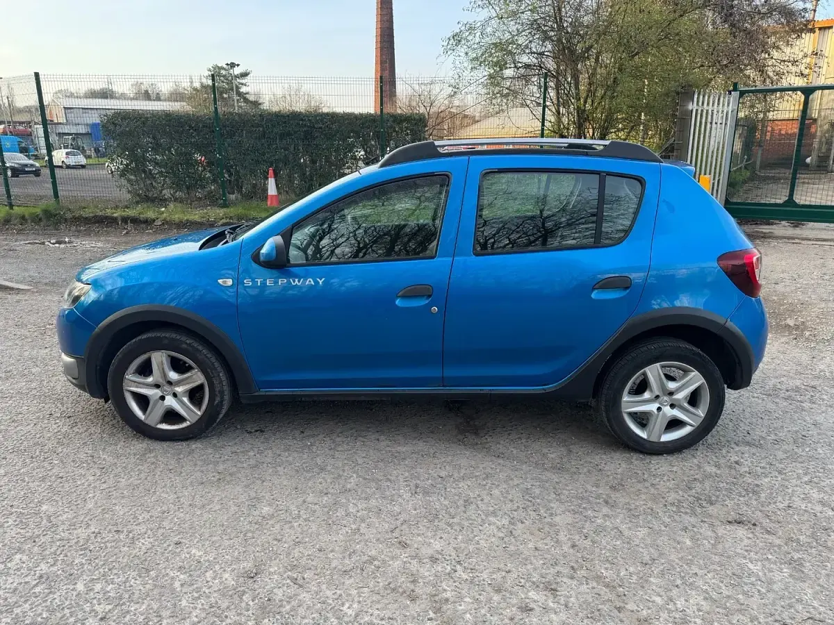 Used Dacia Sandero Lauréate 2015 Blue Hatchback
