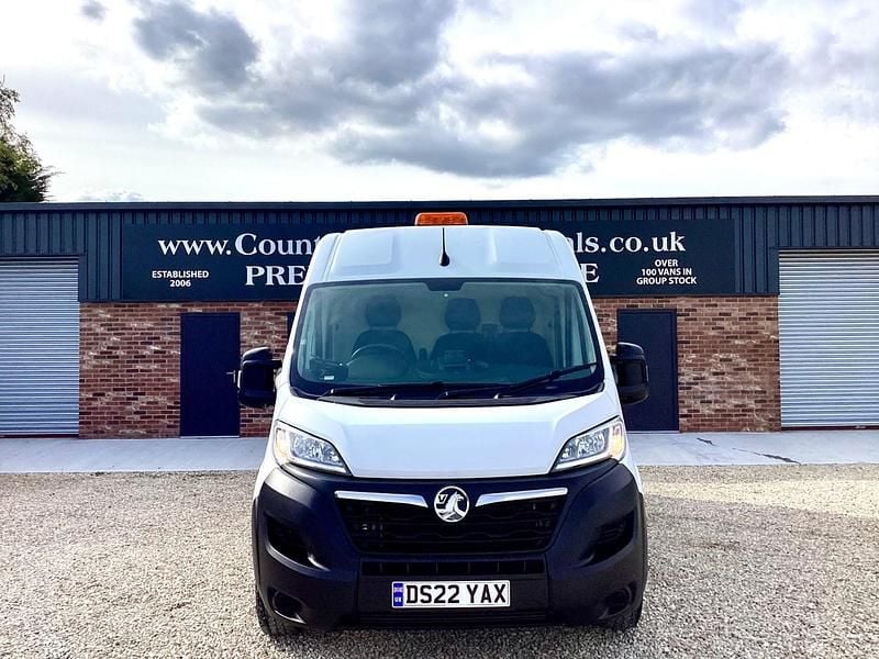 Used Vauxhall Movano 140 HP (102 kW) 2022 White MPV