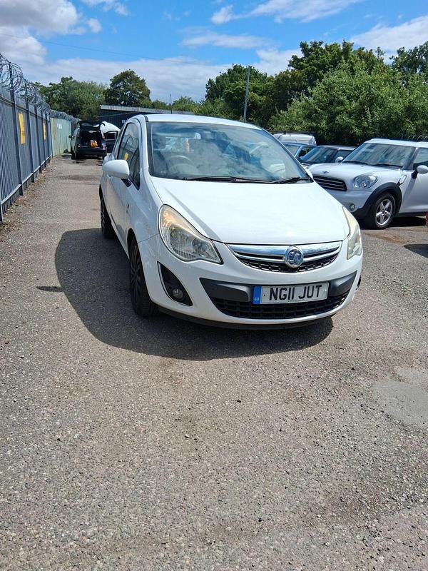 White Used 2011 Vauxhall Corsa Excite Hatchback | £1,895 (Fair price) - Image 1/4