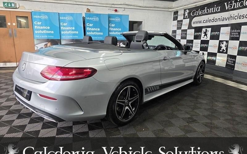 Usado Mercedes C220 Premium Plus 170 CV (125 kW) 2018 Plateado Descapotable