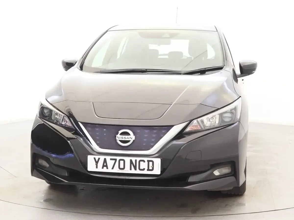 Begagnad Nissan Leaf Acenta 110 kW (150 HK) 2020 Svart Halvkombi