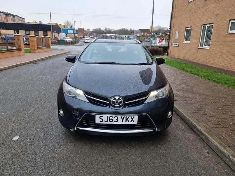 Used Toyota Auris 132 HP (97 kW) 2013 Grey Estate