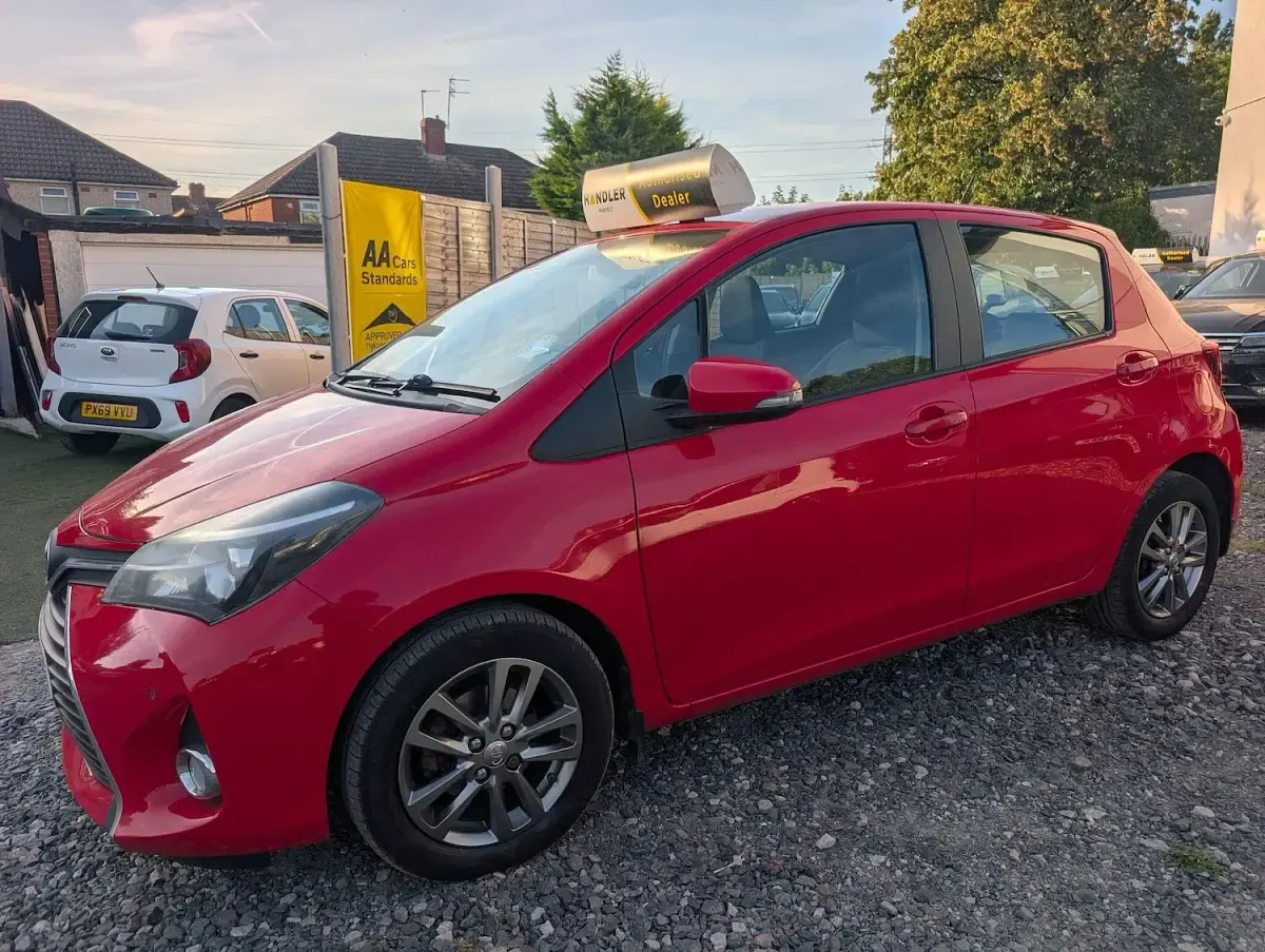 Used Toyota Yaris 90 HP (66 kW) 2014 Red Hatchback