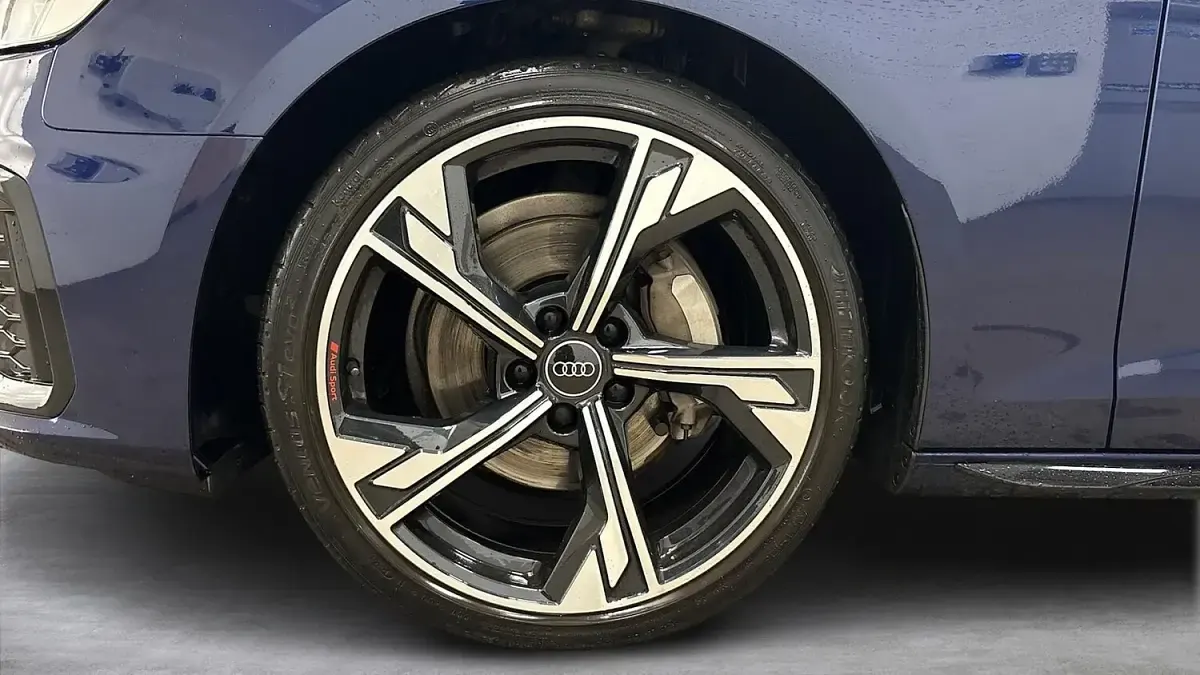 Used Audi A4 Black Edition 204 HP (150 kW) 2024 Blue Estate
