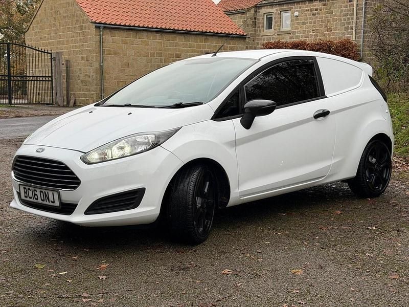 Used Ford Fiesta 75 HP (55 kW) 2016 White Hatchback