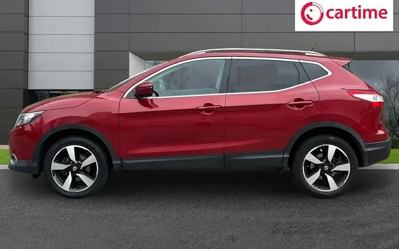 Used Nissan Qashqai N-Connecta 110 HP (80 kW) 2017 Red SUV