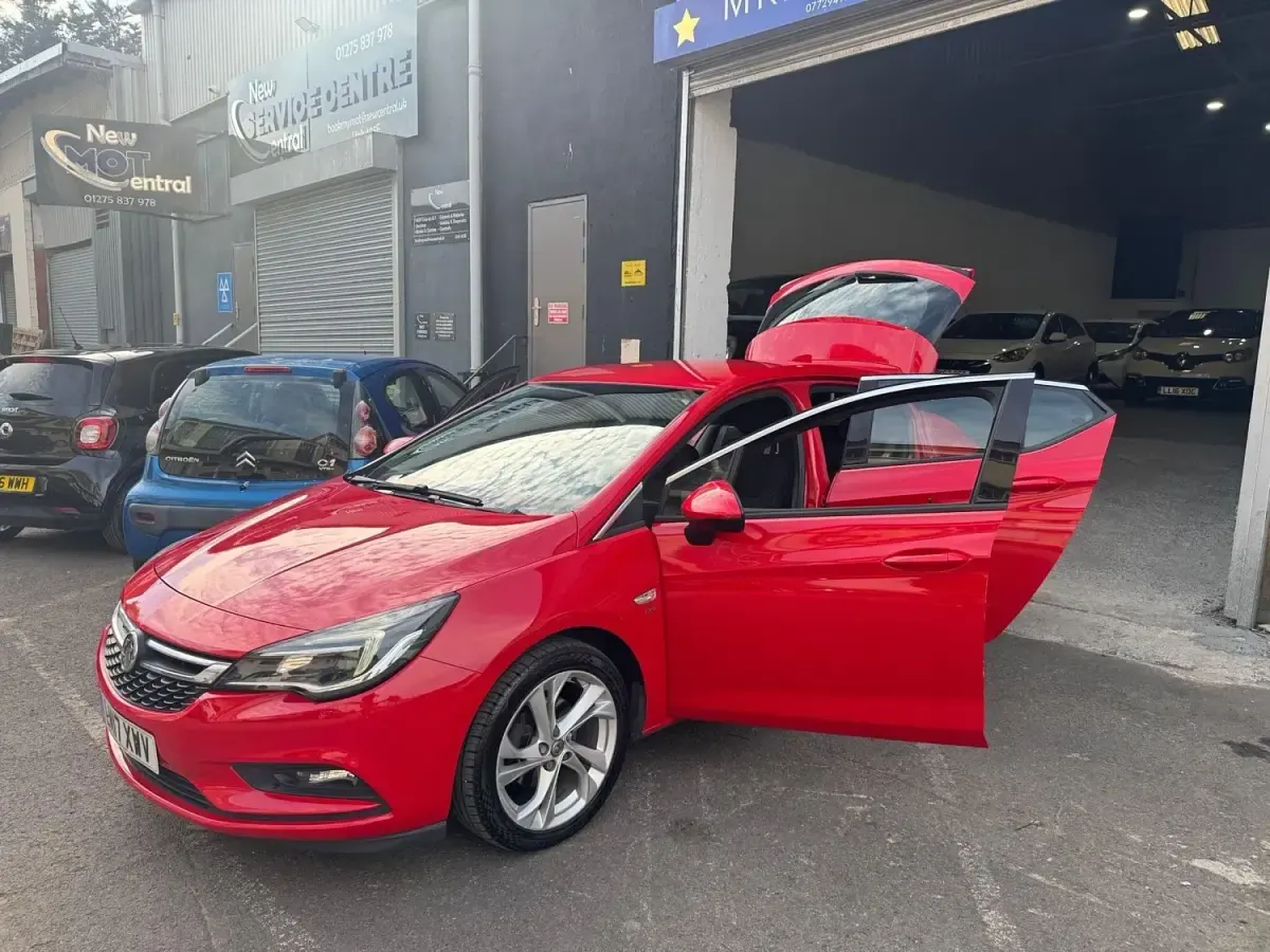 Używany Vauxhall Astra SRi 150 KM (110 kW) 2017 Czerwony Hatchback