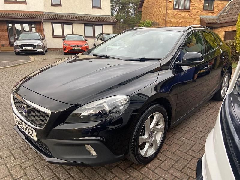 Used Volvo V40 120 HP (88 kW) 2016 Black Hatchback