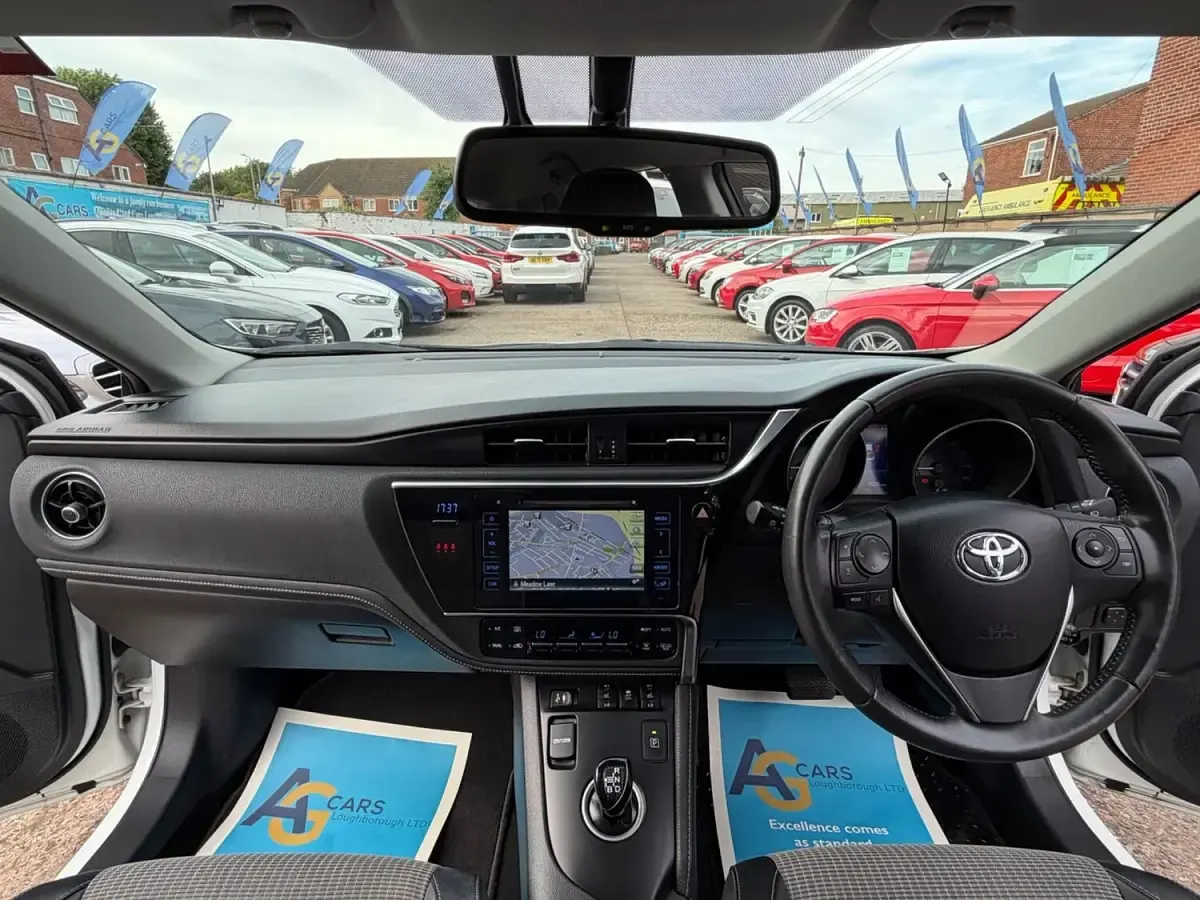 Used Toyota Auris Hybrid 136 HP (100 kW) 2015 White Hatchback