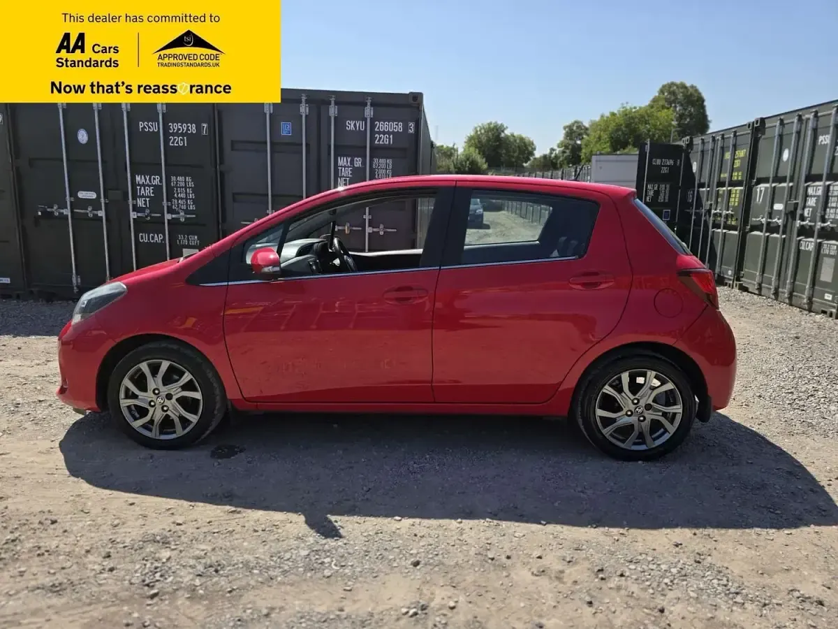 Used Toyota Yaris Multidrive S 99 HP (72 kW) 2015 Red Hatchback
