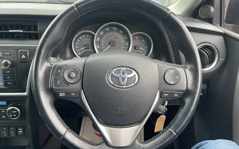 Used Toyota Auris Multidrive S 132 HP (97 kW) 2014 Red Hatchback