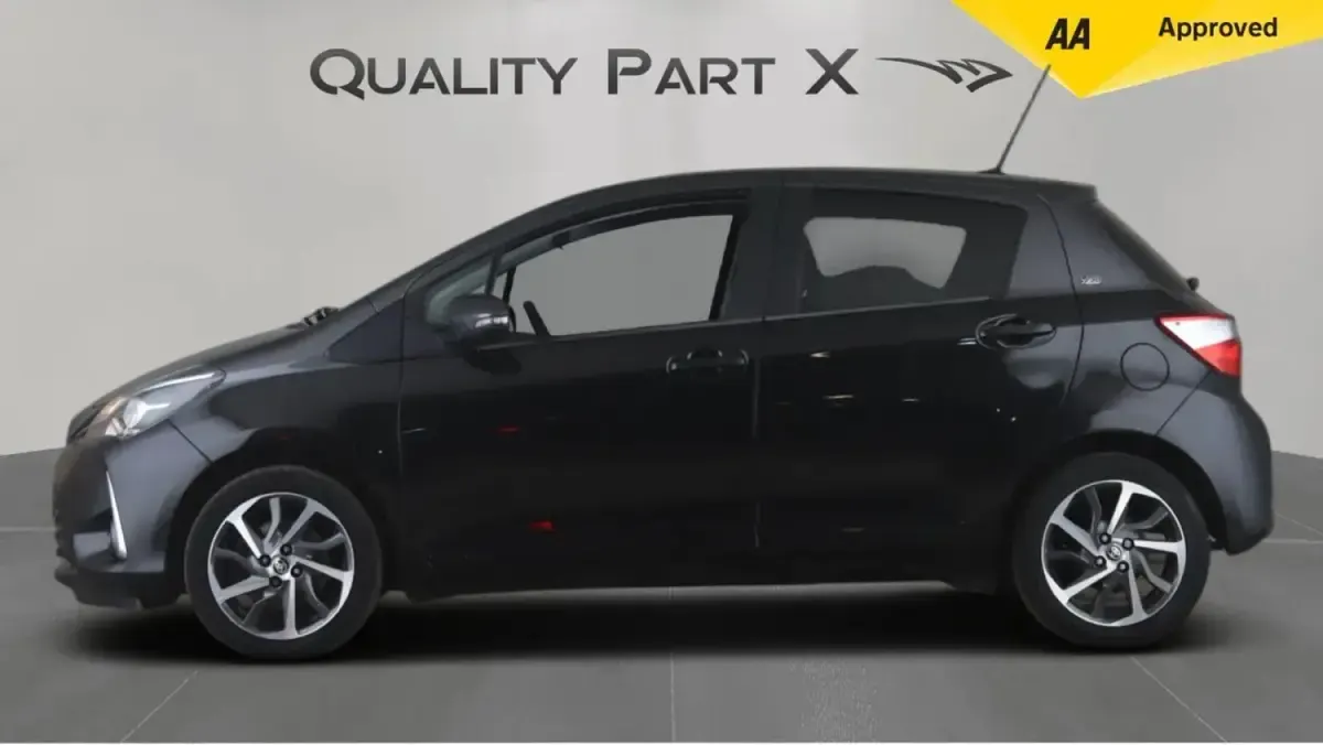 Begagnad Toyota Yaris 2020 Svart Halvkombi