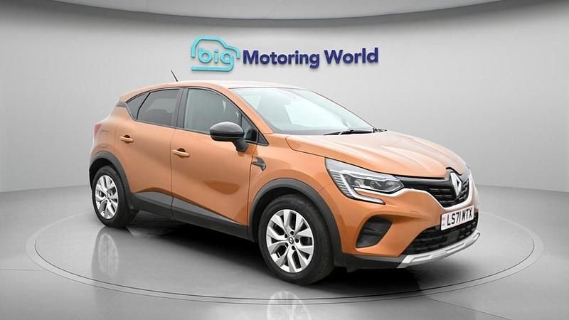 Second-hand Renault Captur Iconic 90 CP (66 kW) 2021 Portocaliu SUV