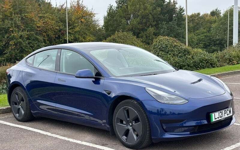 Blue Used 2021 Tesla Model 3 Standard Range Plus Sedan | £16,950 (Fair price) - Image 1/4