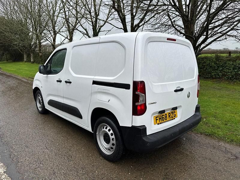 Used Vauxhall Combo 100 HP (73 kW) 2019 White Van