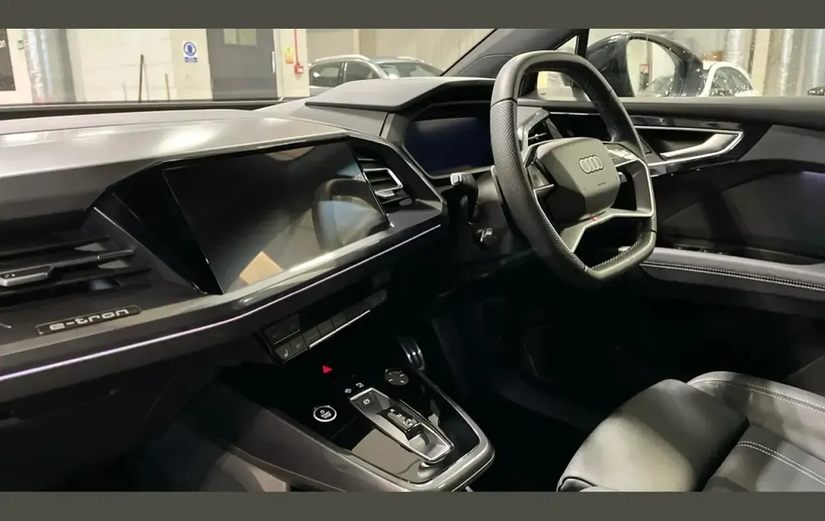 Begagnad Audi Q4 Sportback e-tron Black Edition 206 kW (281 HK) 2025 Grå SUV
