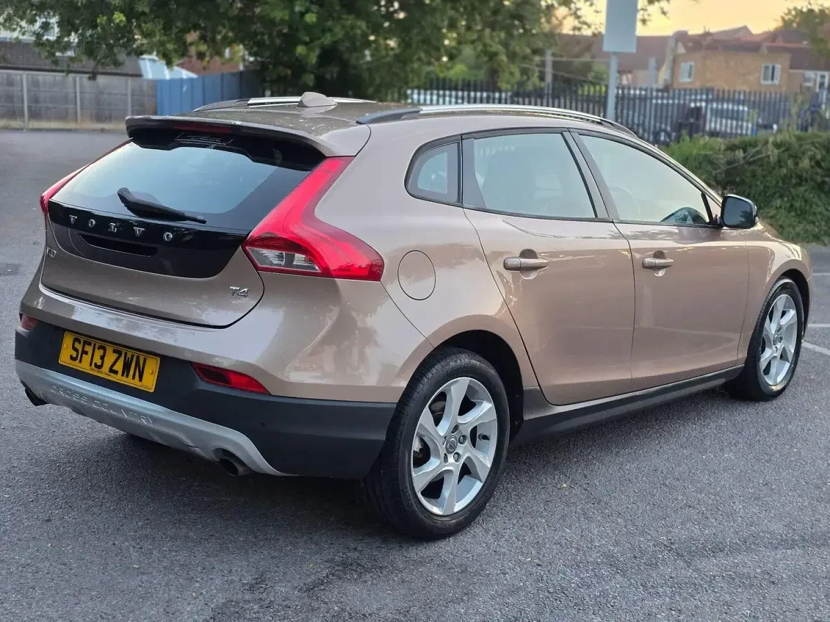 Used Volvo V40 180 HP (132 kW) 2013 Bronze Hatchback