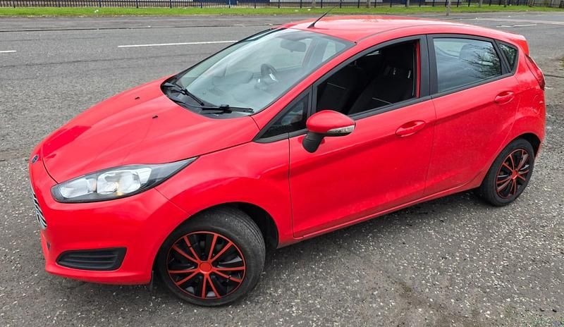 Usado Ford Fiesta Style 82 HP (60 kW) 2015 Vermelho Citadino