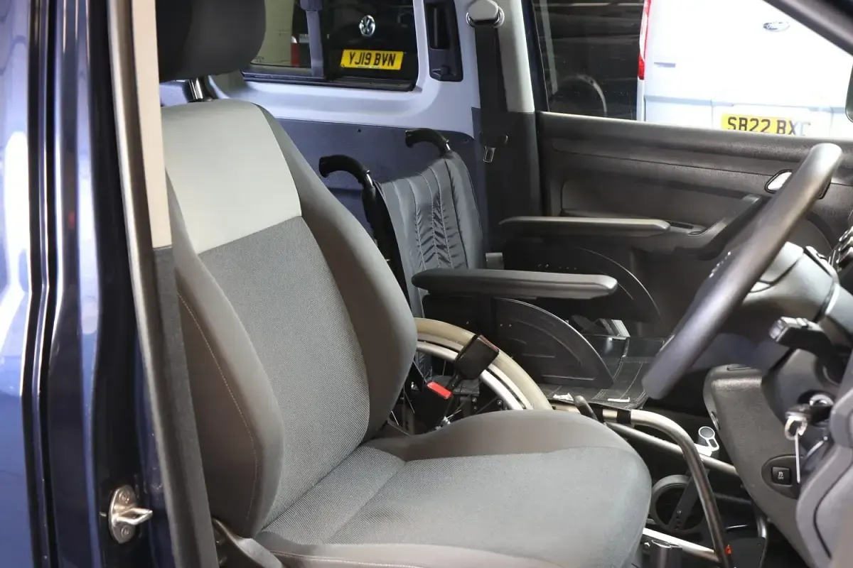 Used VW Caddy 102 HP (75 kW) 2014 Blue MPV