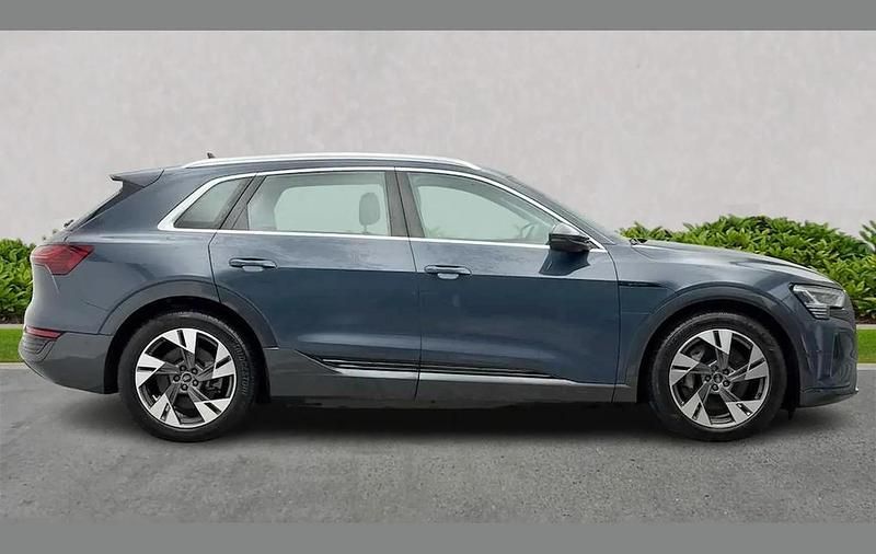 Usado Audi Q8 e-tron Sport 250 kW (340 HP) 2024 Azul SUV