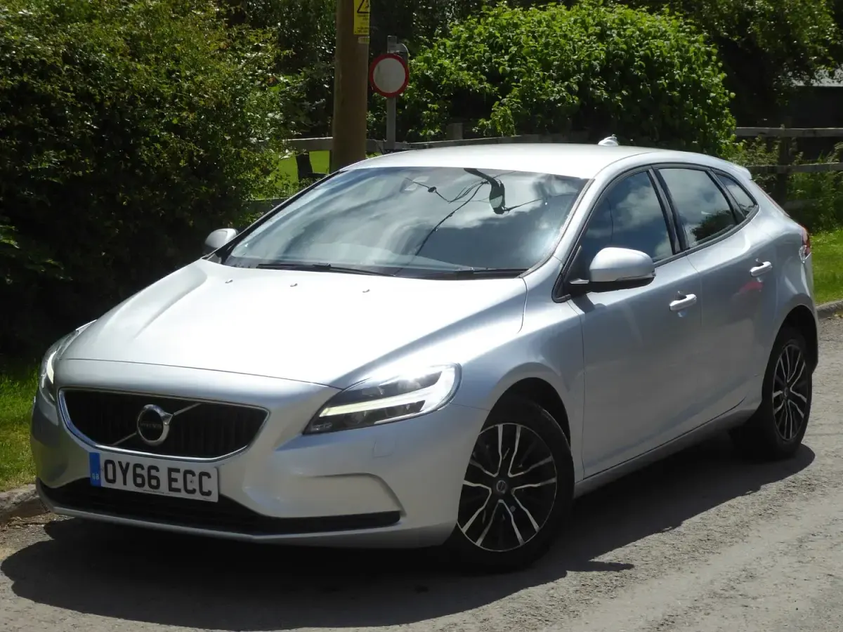 Used Volvo V40 Momentum 120 HP (88 kW) 2016 Silver Hatchback