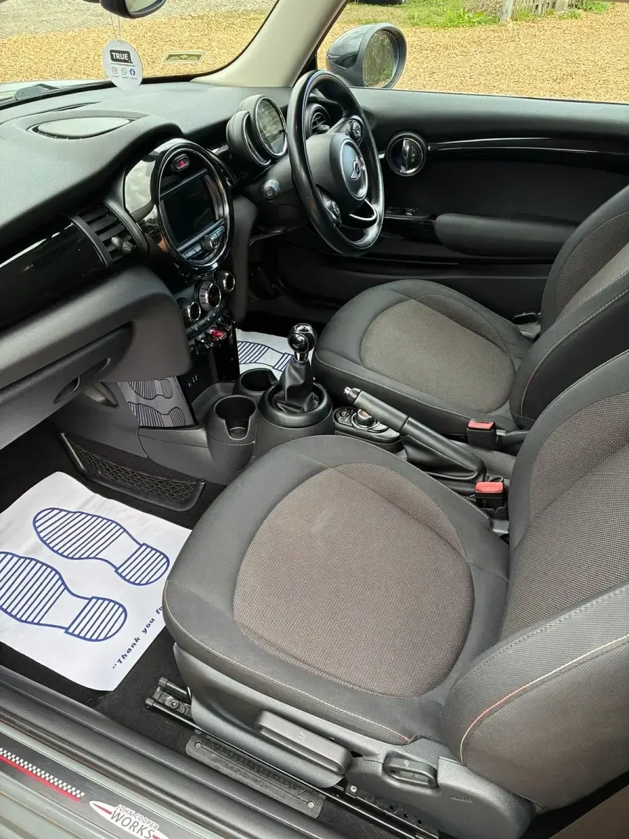 Usado Mini Cooper Hatch 136 HP (100 kW) 2018 Cinzento Citadino