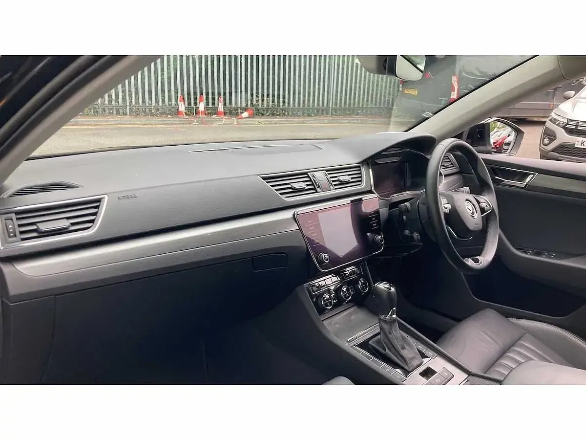 Usado Skoda Superb SE L 160 CV (117 kW) 2023 Negro Familiar