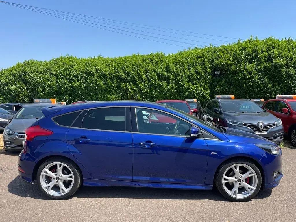 Used Ford Focus ST-Line X 140 HP (102 kW) 2018 Deep impact blue Hatchback