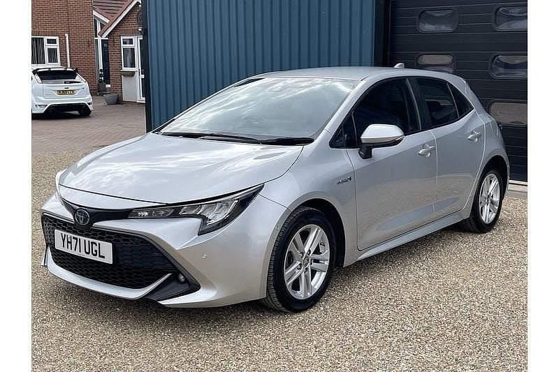 Begagnad Toyota Corolla 122 HK (89 kW) 2021 Silver Halvkombi