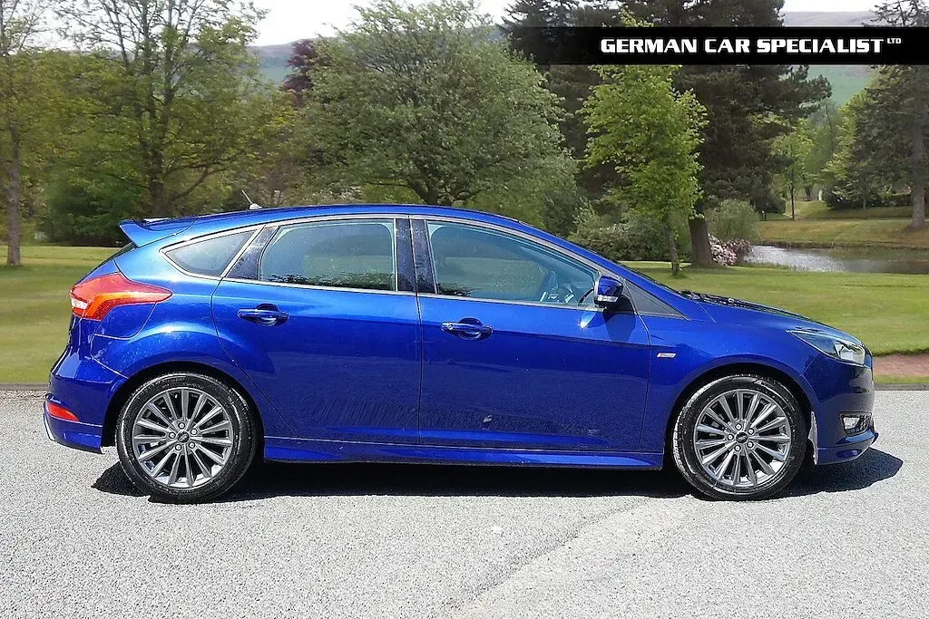 Used Ford Focus ST-Line 125 HP (91 kW) 2018 Performance blue Hatchback