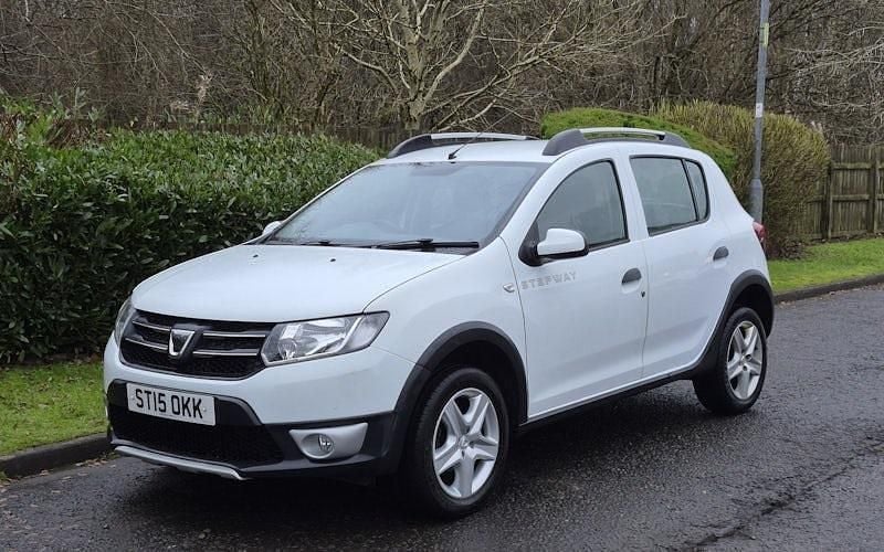 White Used 2014 Dacia Sandero Lauréate Hatchback | £3,295 (Fair price) - Image 1/4