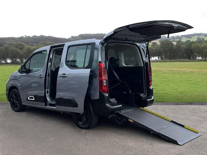 Used Citroën Berlingo Flair 100 HP (73 kW) 2020 Grey MPV