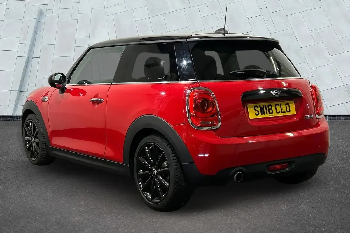 Used Mini Cooper Hatch 134 HP (98 kW) 2018 Red Hatchback