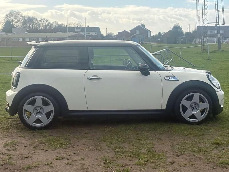 Used Mini Cooper S Hatch 175 HP (128 kW) 2009 White Hatchback