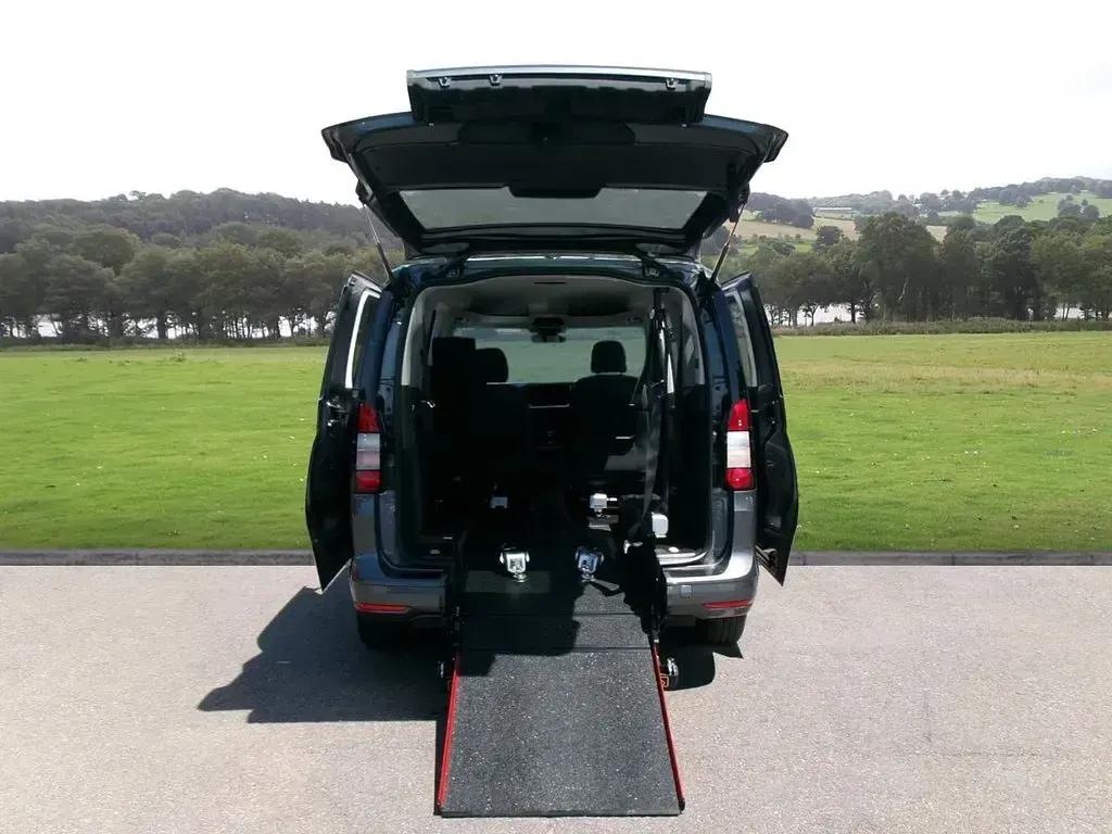 Used Ford Grand Tourneo Connect Titanium 122 HP (89 kW) 2024 Grey MPV