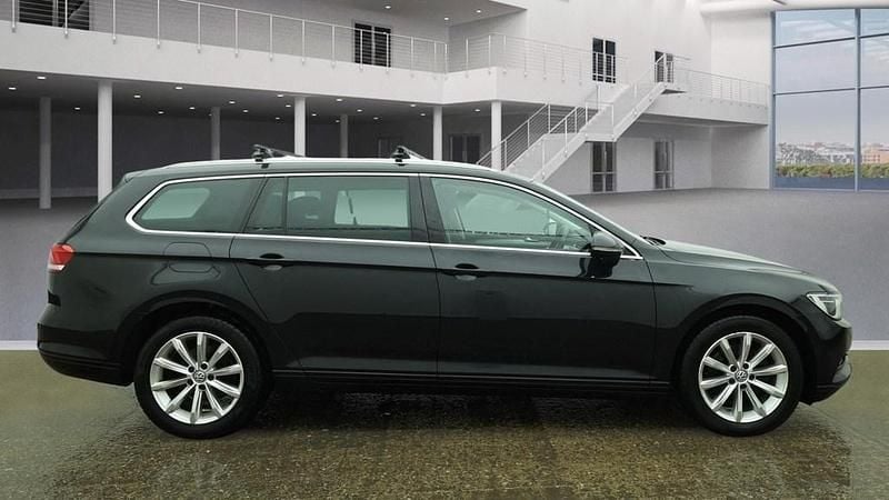 Deep black pearl Used 2016 VW Passat Business Estate | £8,975 (Good price) - Image 1/4