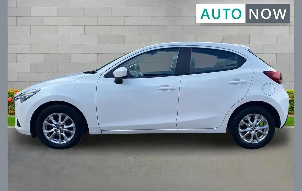 Used Mazda 2 88 HP (64 kW) 2016 White Hatchback