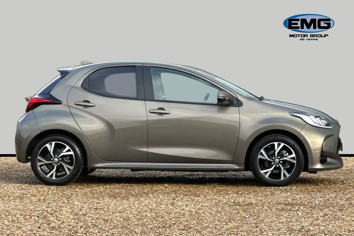 Usado Toyota Yaris Design 116 HP (85 kW) 2024 Castanho Citadino