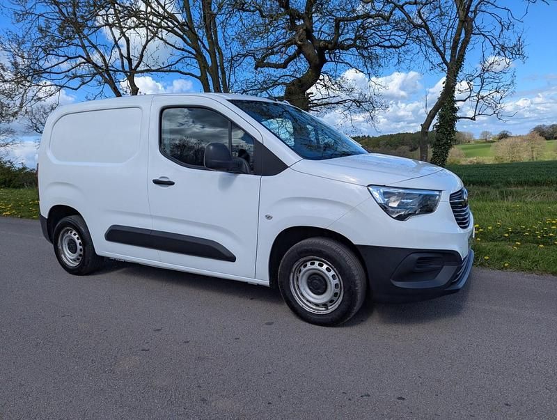 Used Vauxhall Combo 100 HP (73 kW) 2022 White MPV
