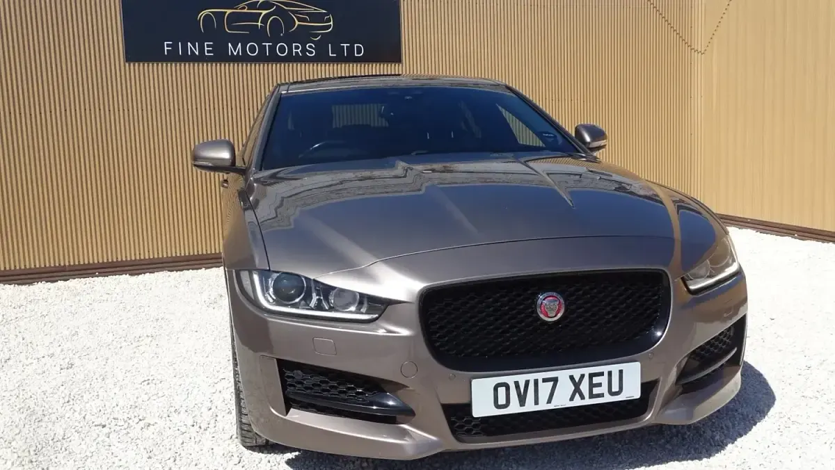 Usado Jaguar XE R-Sport 180 HP (132 kW) 2017 Castanho Sedan