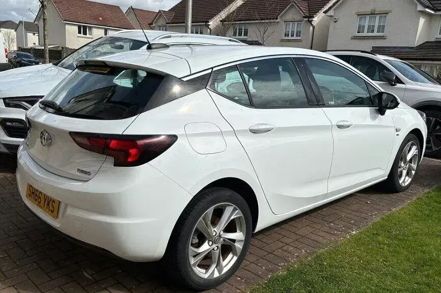 Used Vauxhall Astra SRi 150 HP (110 kW) 2016 White Hatchback