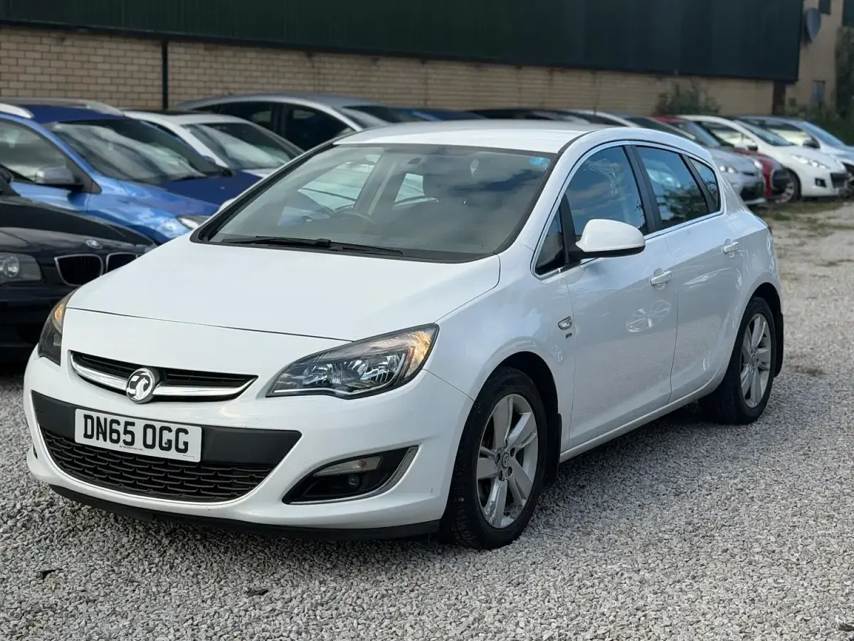 Used Vauxhall Astra SRi 2015 White Hatchback