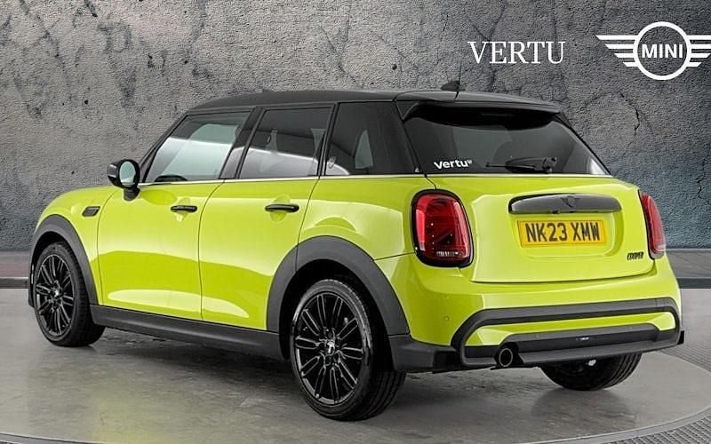 Usado Mini Cooper Exclusive 136 CV (100 kW) 2022 Amarillo Utilitario