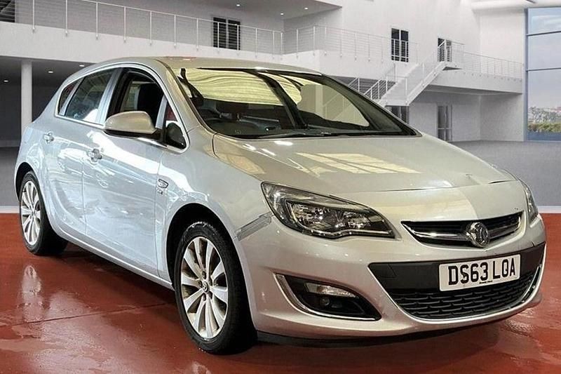 Silver Used 2013 Vauxhall Astra Hatchback | £2,890 (Good price) - Image 1/1