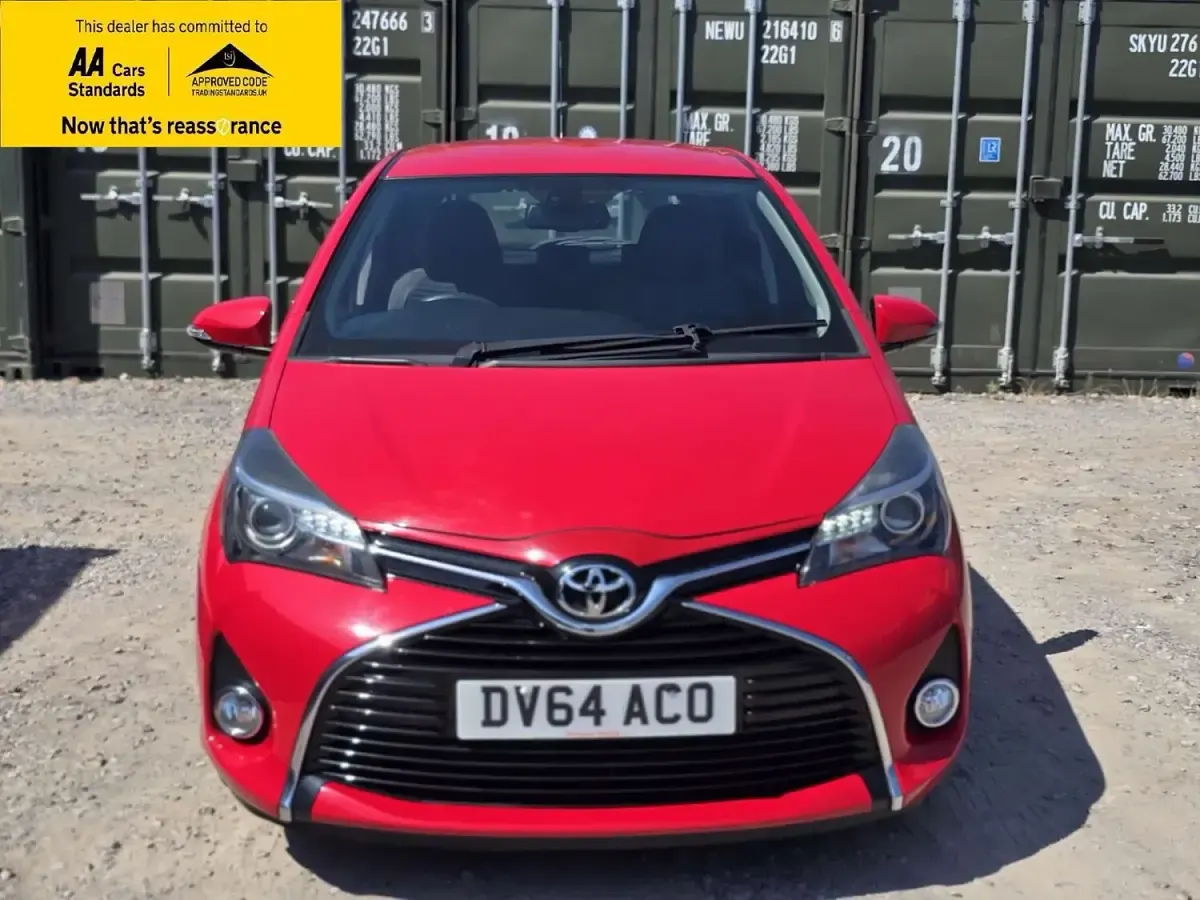 Used Toyota Yaris Multidrive S 99 HP (72 kW) 2015 Red Hatchback