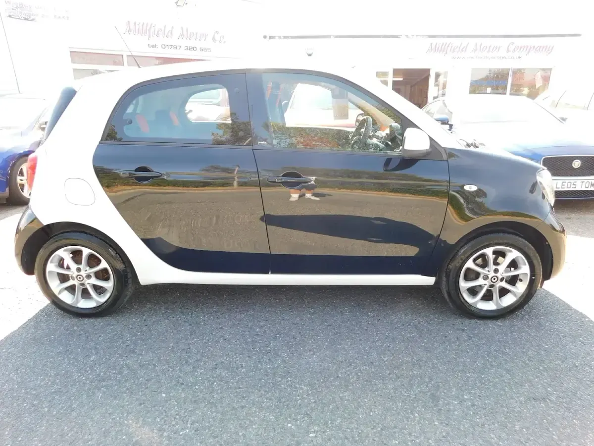 Used Smart ForFour Passion 71 HP (52 kW) 2015 Black Hatchback