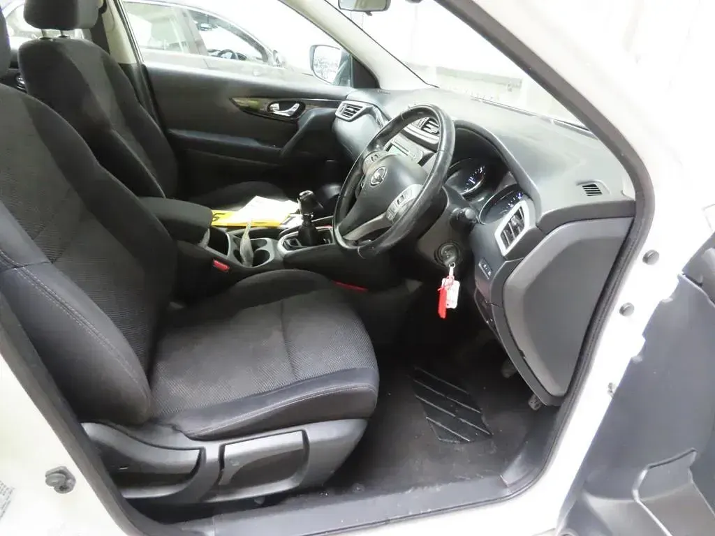 Used Nissan Qashqai Acenta 110 HP (80 kW) 2015 White SUV